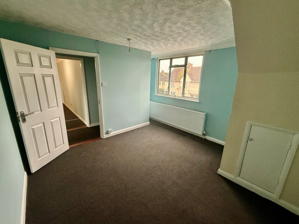 Lot: 14 - MIXED USE INVESTMENT WITH VACANT PARTS - Top floor bedroom two